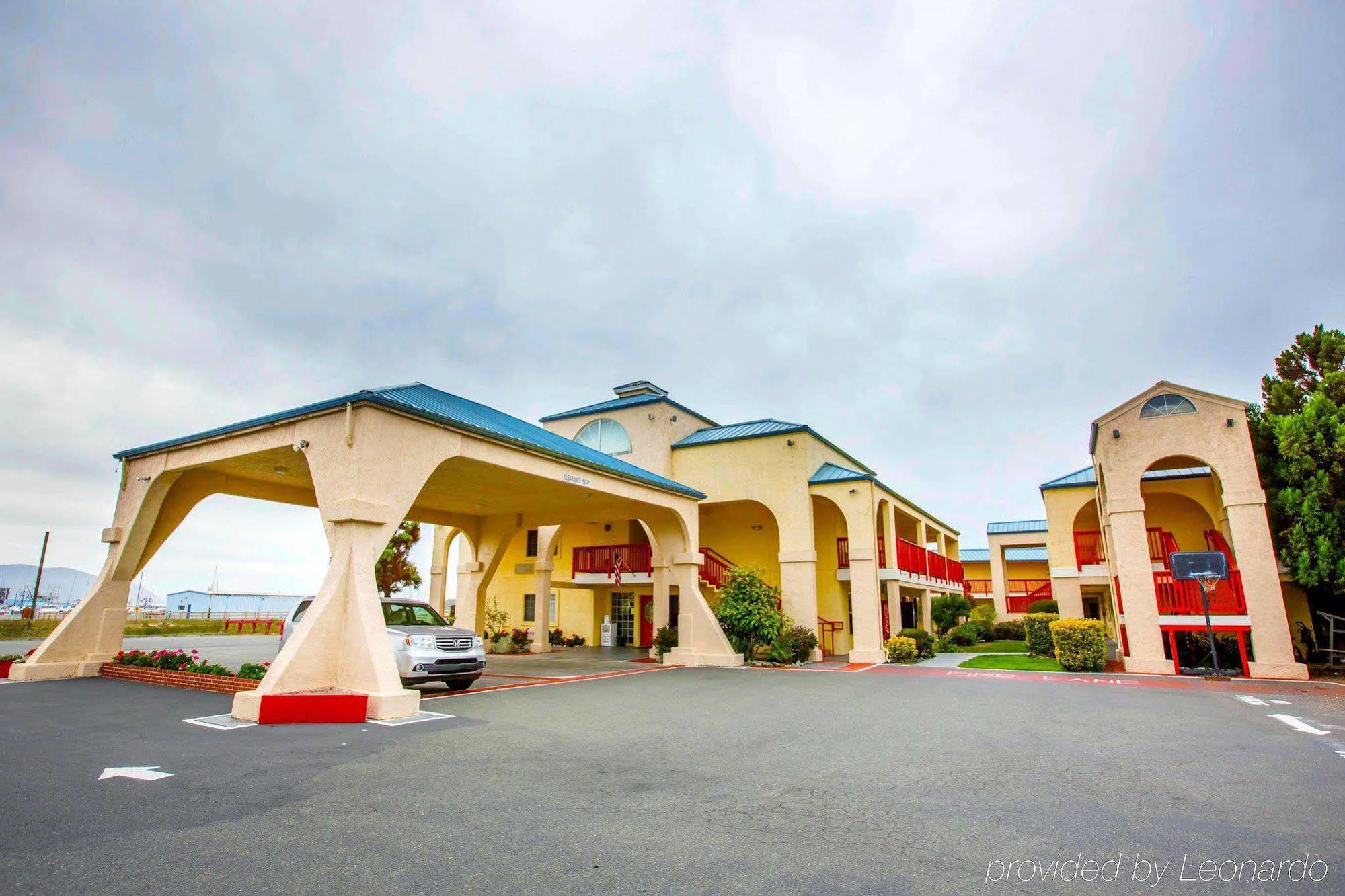 Quality Inn & Suites Redwood Coast Crescent City Exterior photo